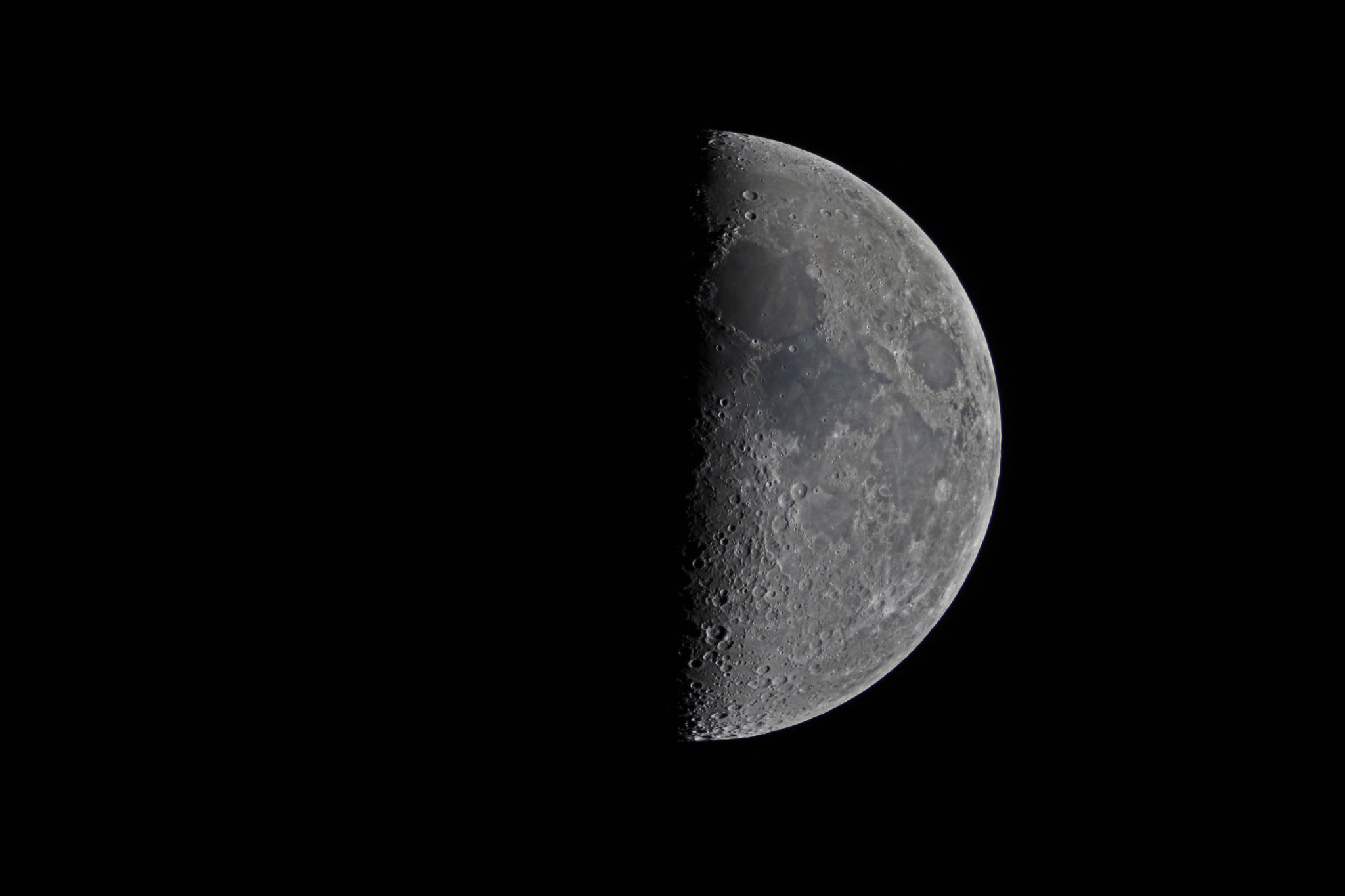 Stargazer Captures Spectacular View of First Quarter Moon (Photo)